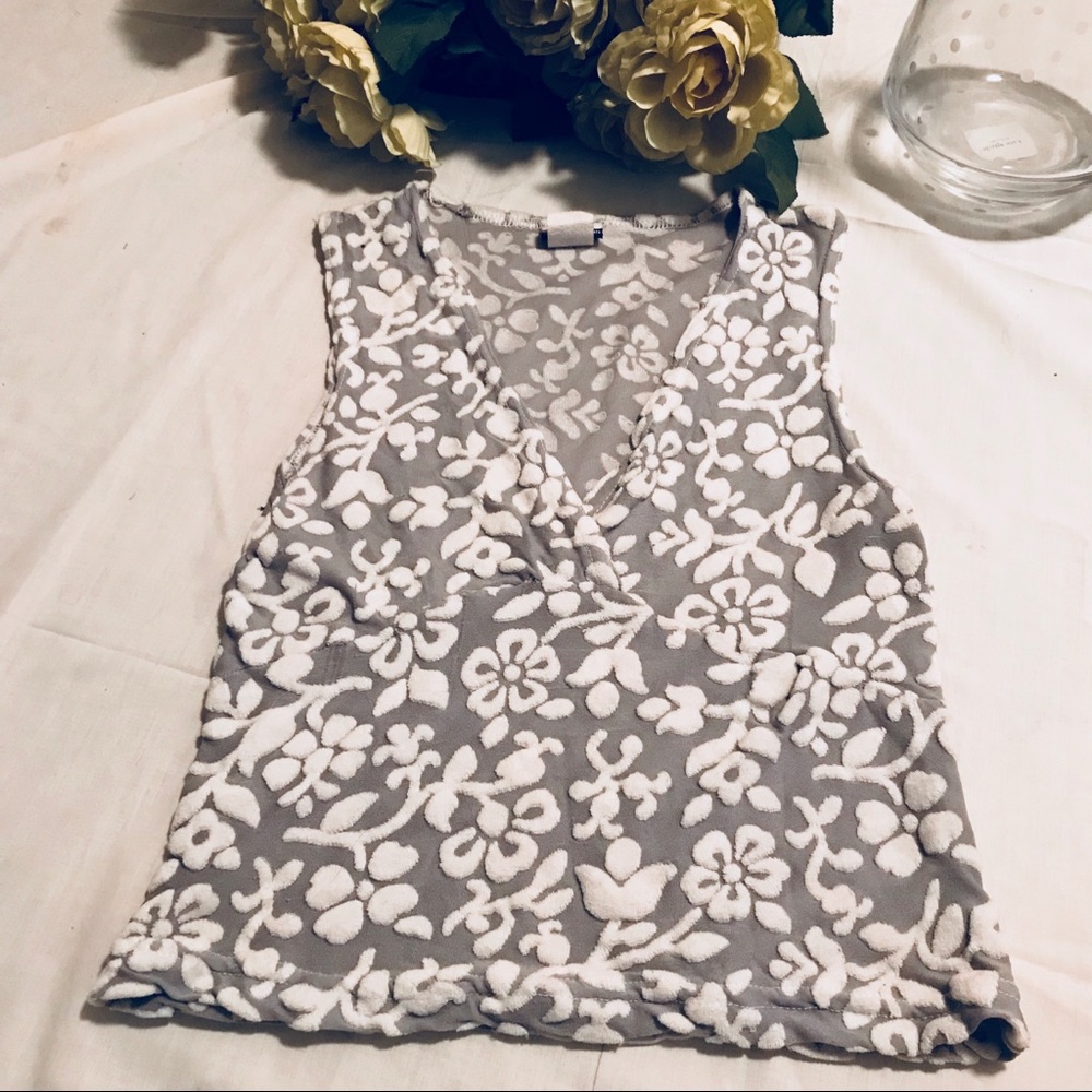 V-neck Grey and White sleeveless top. Super Cute!